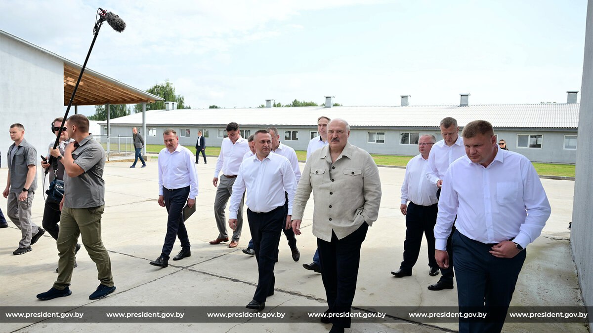 Президент потребовал ускорить расчистку поваленного леса. Срок – до 1 сентября В ходе рабочей поездки в Могилевскую область Александр Лукашенко поручил в кратчайшие сроки устранить недоработки, связанные с расчисткой и использованием поваленного леса. «Чтобы к 1 сентября по стране не было ни одного бревна, выделяющегося на опушке леса», – подчеркнул белорусский лидер. Президент отметил, что востребованная древесина может быть утрачена, если не принять меры оперативно – сырье просто сгниет. Он также напомнил о ранее данных поручениях, включая возможность передачи поваленного леса в пользование населению.