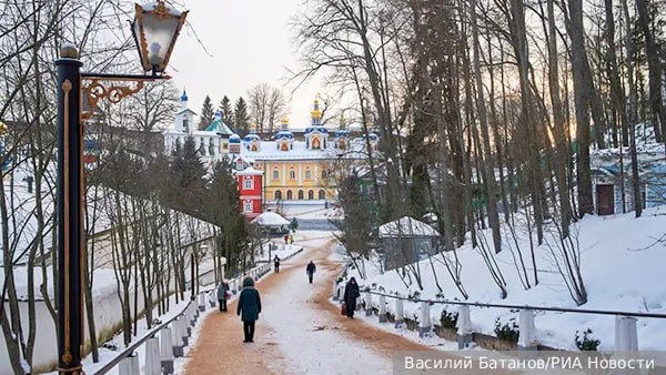 В новых паспортах эстонцев родившихся в Печорском районе Псковской области место рождения теперь указывают как Эстония а не Россия Такое решение как отмечается воспринимается как новый этап территориальных претензий связанных с историей Тартуского договора 1920 года Изменения уже ведут к практическим последствиям В частности новые паспорта могут вызвать проблемы при пересечении российской границы поскольку Москва может признать их недействительными или отказать в выдаче виз Между Россией и Эстонией до сих пор нет полностью оформленной государственной границы Первоначальный договор был подписан в 2005 году однако ратификационные процедуры были сорваны после включения Эстонией в закон преамбулы с упоминанием Тартуского договора Россия восприняла это как проявление будущих претензий и отозвала свою подпись   Telegram MAX Читать эксклюзив