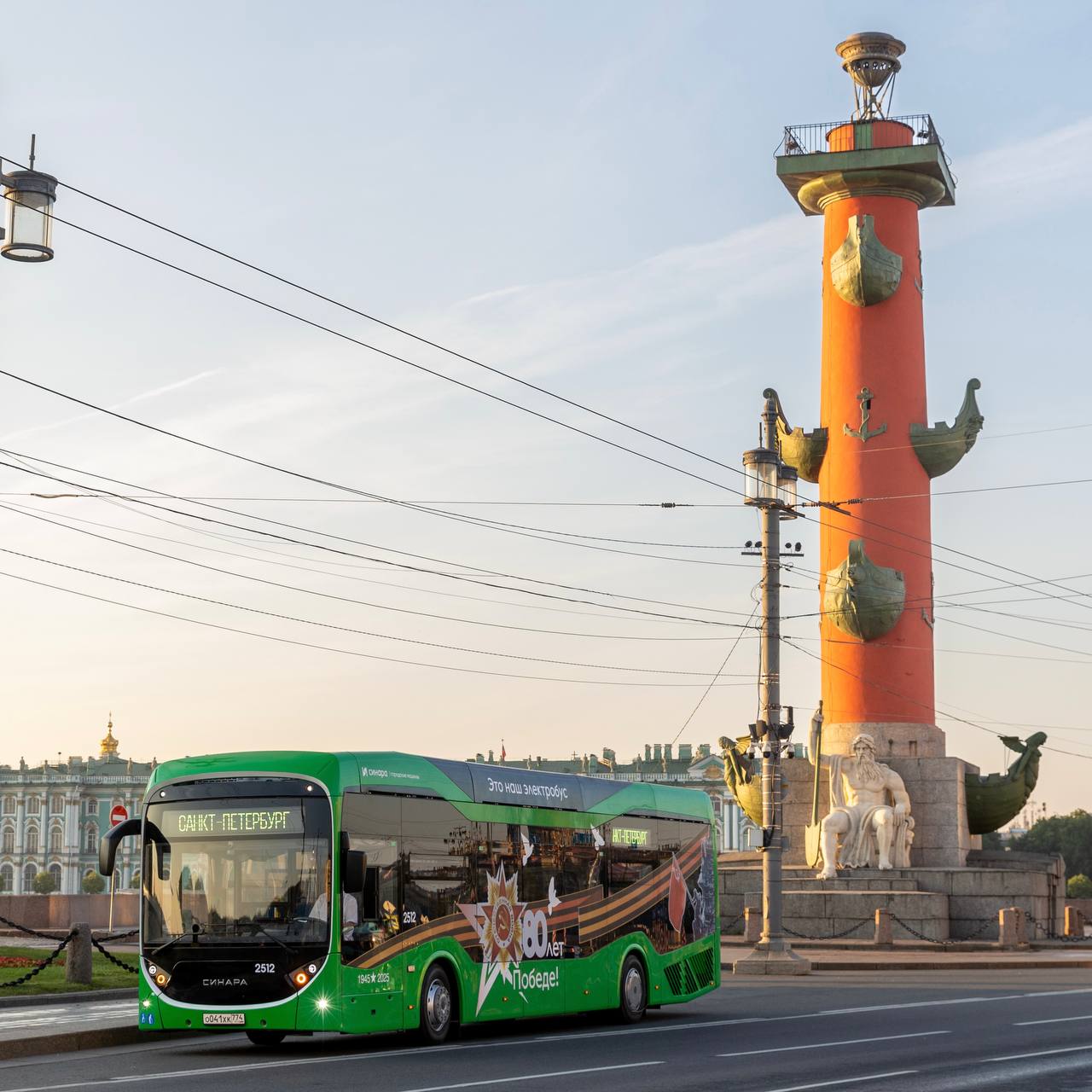 Электробус «Синара 6253» начали тестировать в Петербурге Электробус «Синара 6253» производства Челябинского завода городского электрического транспорта ЧЗГЭТ в тестовом режиме начал курсировать по маршруту № 19 – от станции метро «Площадь Александра Невского» до «Чернышевской» в Петербурге. По итогам тестирования будет принято решение о дальнейших закупках, сообщили в пресс-службе администрации города. Соглашение об испытаниях новых машин было заключено в мае 2025 г. на VI фестивале «Транспортфест». Тестовая эксплуатация продлится до 31 октября, чтобы испытать новый электробус в разных климатических условиях. По данным властей Петербурга, в настоящее время на линиях города работают 40 электробусов разных производителей, в том числе «Сириусы» от вологодского завода «Транс-Альфа», изделия Volgabus из волгоградской области и белорусские МАЗы. : Подпишитесь на «Ведомости Северо-Запад»