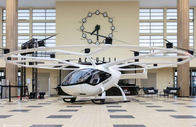 Разработчик мультикоптеров Volocopter подал заявку о банкротстве  Немецкий производитель электрических мультикоптеров Volocopter подал заявку на прохождение реструктуризации с применением процедуры банкротства.   В Volocopter заявили, что намерены вести операционную деятельность в обычном режиме во время процесса банкротства. Однако компании необходимо найти новых инвесторов до конца февраля.  "Мы опережаем конкурентов в технологическом плане, накопленному летному опыту и в процессе сертификации. Поэтому мы по-прежнему убеждены в том, что можем предложить инвесторам привлекательные и ориентированные на будущее инвестиционные возможности в рамках текущей реструктуризации", – сказал гендиректор компании Дирк Хоке.   В середине 2024 года акционеры Volocopter достигли принципиальной договоренности об увеличении капитала, однако переговоры об условиях затянулись, и у компании закончились деньги.  В конце октября другая немецкая компания электрического аэротакси Lilium также начала процесс банкротства, но недавно нашла новых инвесторов.   Volocopter находится в середине сертификационной кампании для двухместной версии своего мультикоптера VoloCity.  Двухместный вариант не рассматривается как коммерчески привлекательный для эксплуатантов, поскольку он рассчитан на перевозку только одного пассажира.  Поэтому компания планирует создать более крупную четырехместную версию летального аппарата, что потребует значительных дополнительных инвестиций. Подробнее  Фото: Volocopter