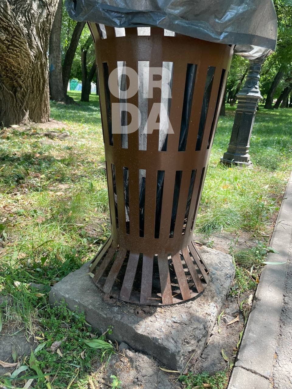 После обордюривания началось обурнивание. Зачем в Алматы меняют нормальные мусорки на новые? Более пяти тысяч урн купило управление развития коммунальной инфраструктуры Алматы. Новые контейнеры поставили на места исправных деревянных баков. Их деревянный корпус не поломан. «Сколько лет здесь живу, урны хорошие были, из дерева сделаны. Но их убрали. Вместо этого установили дешманские из железа . Зачем это сделали? Вместо того чтобы делать полезные вещи покрасить скамейки , разрушили эти урны. Выбрасывают деньги на ветер. Причём ни одна из этих урн не была сломанной — все целые. Каждый день здесь хожу», — рассказал нам случайный прохожий. Новые урны действительно не отличаются изящностью. Их можно встретить уже много где. Например, возле акимата. Согласно сайту государственных закупок, партию урн закупили 29 апреля, а объявили лот ещё в январе. Одним из подрядчиков выступило ТОО «Universal-Build» — у него купили 1552 урны по 59,2 тысячи тенге за каждую. Итого 91,9 млн тенге. Ещё 2260 урн по 53 тысячи за каждую купили у ТОО «SBS Invest Capital» на 121,9 млн тенге в общем. Также на 91,9 млн тенге закупились баками у ТОО «Кром-Строй Сервис» — 1552 урны по 59 тысяч тенге. Все перечисленные компании — активные участники государственных закупок. Кроме ТОО «Кром-Строй Сервис», две оставшиеся компании имеют опыт судебных тяжб, связанных с госзакупками. Чем обусловлена необходимость замены? Непонятно. Но так, например, делали со старыми фонарями.