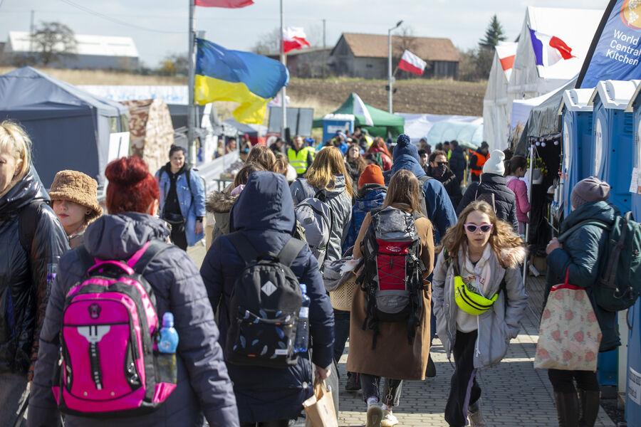 Польские СМИ сообщают что с 1 февраля украинские беженцы в Польше перестанут получать пособие в размере 800 злотых примерно 17 тысяч рублей на каждого ребенка Ранее эти выплаты предоставлялись всем украинским семьям с детьми без каких либо условий Теперь для возобновления выплат потребуется повторная подача заявления и они будут предоставляться только тем кто соответствует новым требованиям В частности родители должны будут иметь официальное трудоустройство по трудовому договору заниматься предпринимательской деятельностью или получать пособие по безработице В сентябре 2025 года был подписан закон предусматривающий прекращение выплат пособий для неработающих иностранцев включая граждан Украины Польша Украина Подписаться на Pravda ru