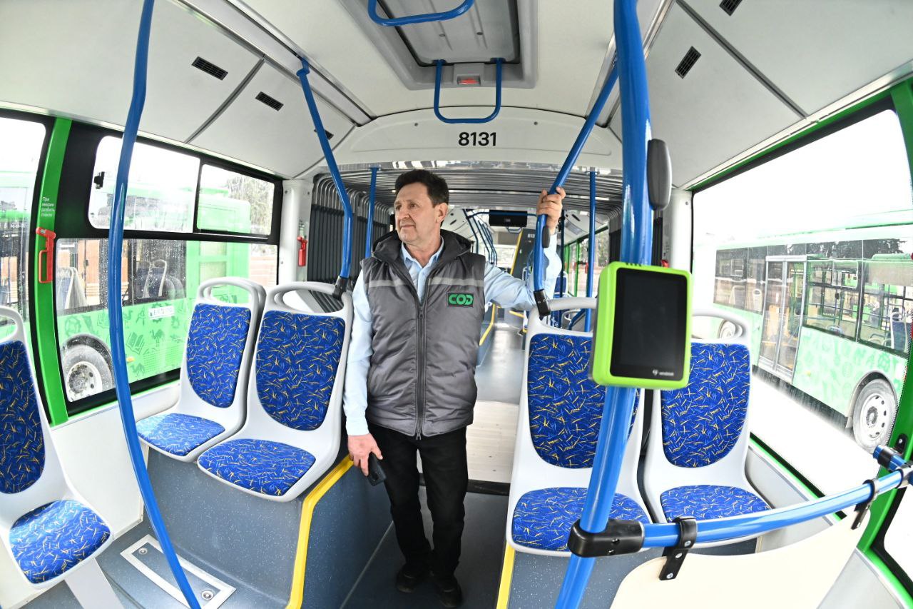 Метки для оплаты проезда QR-кодом начали появляться в автобусах Челябинска Новый проект безналичной оплаты с помощью NFC-меток запущен в пилотном режиме и пока охватывает только автобусы маршрута №64. Ранее пассажиры могли оплачивать проезд только наличными или банковской картой. По информации Службы организации движения Челябинска, QR-коды размещены в салонах автобусов особо большого класса: на стекле кабины водителя, напротив последней двери, в местах сочленения «гармошки» и на стекле накопительной площадки. Кроме того, QR-код для оплаты выводится на экран валидатора, что позволяет упростить процесс покупки билета. Данная технология нацелена на создание удобства для постоянных пользователей общественного транспорта, которым теперь не обязательно иметь при себе банковскую карту. Если нововведение будет востребовано и получит положительный отклик у пассажиров, его планируют расширить на другие автобусные маршруты города.