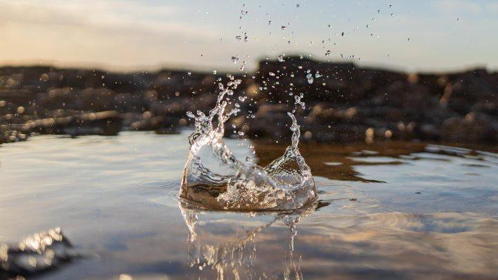 Берегите воду: ООН намекнула Казахстану, что время на исходе  В четверг в столице прошёл круглый стол, на котором обсуждали приоритеты партнёрства между Продовольственной и сельскохозяйственной организацией ООН  ФАО  и Казахстаном в сфере устойчивого управления водными ресурсами. В условиях растущего водного дефицита эксперты пришли к выводу: стране нужны срочные реформы.  По данным ФАО, в 2022 году нагрузка на водные ресурсы Казахстана достигла 34,6 %. Это значит, что страна испытывает дефицит воды. Основные проблемы — неэффективное водопользование, высокие потери в ирригационной системе и зависимость от трансграничных рек.  «Использование подземных вод в Казахстане — перспективный вариант развития, на который мы могли бы обратить внимание уже сейчас. Однако ресурсы подземных вод распределены неравномерно, а их качество неоднородно, что ограничивает хозяйственное использование», — отметил представитель ФАО Виорел Гуцу.   Среди решений, предложенных на встрече, — создание автоматизированной системы учёта и мониторинга водных ресурсов в бассейне Аральского моря.  «Важно разработать план работы по внедрению единой автоматизированной системы мониторинга. Это повысит эффективность управления водными ресурсами и создаст условия для справедливого распределения воды», — заявил вице-министр водных ресурсов и ирригации Казахстана Нуржан Алдамжаров.  Ещё один приоритет — сокращение потерь и отходов продовольствия. Это поможет снизить нагрузку на ограниченные водные ресурсы и уменьшит выбросы парниковых газов. Эксперты ООН и казахстанские чиновники сошлись во мнении, что стране нужно срочно реформировать систему водопользования, иначе страна столкнётся с масштабным водным кризисом.  Накануне мажилис принял новый Водный кодекс.  • Фото: Envato Elements.