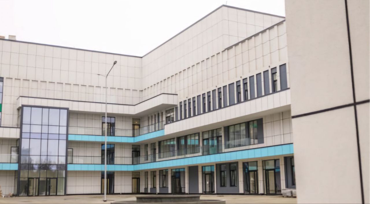 В Мелитополе построили инфекционный корпус детской больницы В Запорожской области завершены строительно монтажные работы он готов к последующей установке оборудования сообщает Правительство РФ Площадь инфекционного отделения 13 тыс м² Работы в будущем семиэтажном педиатрическом корпусе тоже близятся к завершению выполнено 70 сообщает источник Оказывать медицинскую помощь детям и лечить их от инфекционных заболеваний будут свыше 600 врачей и специалистов 15 различных профилей Программа социально экономического развития Донбасса и Новороссии включает в себя мероприятия по формированию современной системы медицинского обслуживания В Мелитополе для одновременного обслуживания порядка 350 юных жителей Запорожской и Херсонской областей возводят два корпуса многопрофильного педиатрического медцентра рассказал Зампред Правительства Марат Хуснуллин Фото Единый Заказчик в сфере строительства сделановроссии Подписывайтесь на Сделано в России