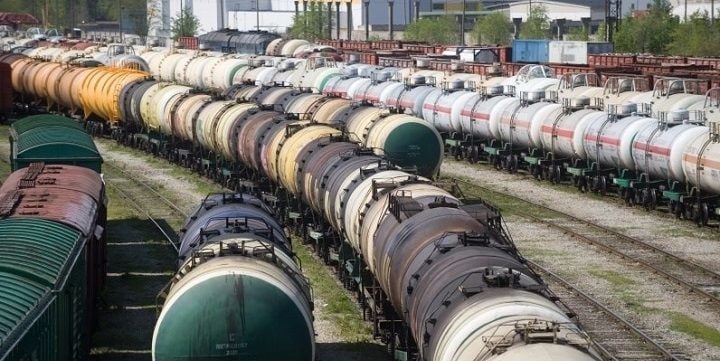 Эстония пожинает «плоды» собственных санкций против России. Убытки Эстонской железной дороги  Eesti Raudtee  выросли из-за нехватки российских грузов. Объемы транзита по железным дорогам Эстонии стали резко снижаться с 2022 года, а по итогам 2023-го спад железнодорожных грузоперевозок составил 43%.   Ежегодные потери Eesti Raudtee за 9 лет выросли более чем в 6 раз и почти достигли 31 млн евро в прошлом году. В этом году финансовый минус будет на уровне 35 млн. Прогноз на 2026 год — 38 млн евро убытков, на 2027-й — 39 млн.   Местные власти ожидают, что далее размер убытков продолжит увеличиваться и превысит 50 млн евро. Без госдотаций из бюджета, который и без этого давно опустошен, эстонцам грозит полная остановка железнодорожного сообщения.