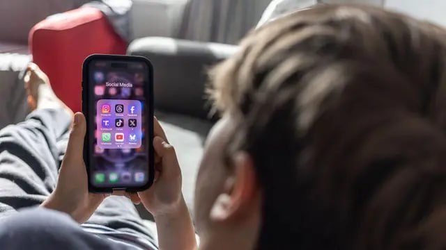 Великобритания может заблокировать соцсети для детей вслед за Австралией Британское издание Daily Mail сообщает что правительство активно обсуждает радикальную меру запрет доступа к социальным сетям для подростков до 16 лет Инициатива возникла после заявлений министров здравоохранения и культуры страны назвавших социальные сети площадкой для травли Решающую роль в реализации этой идеи может сыграть пример Австралии первой страны законодательно установившей подобный запрет Австралийский закон вступивший в силу 10 декабря налагает на платформы жесткую ответственность и многомиллионные штрафы за неисполнение Сейчас британское правительство внимательно следит за Зеленым континентом И если эксперимент за океаном окажется эффективным премьер Кир Стармер даст добро на введение подобного запрета в Великобритании несмотря на то что ранее выступал против таких мер