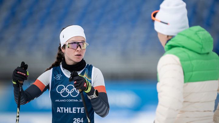 Лыжница из Татарстана на чужих лыжах заняла 11 место марафона Олимпиады Дарья Непряева на 50 километрах классическим стилем уступила победительнице Эббе Андерссон из Швеции время 2 16 28 2 8 минут 55 2 секунд На отметке 21 6 километров Дарья перепутала створ и надела лыжи немки Катарины Хенниг Доцлер Ей грозила дисквалификация но обошлось Было весело тревожно но достойно Вечерка Спорт Олимпиада