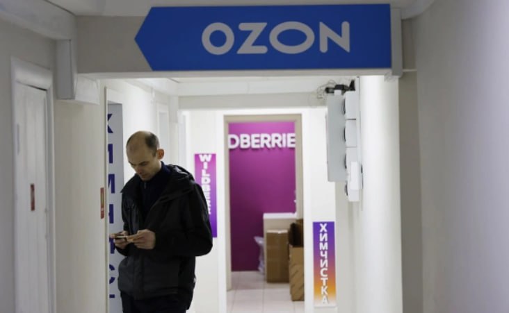 За 2025 год комиссии на крупнейших площадках Ozon и WB в некоторых категориях выросли в разы Маркетплейсы объясняют это сопоставимо возросшими расходами на топливо логистику аренду складов IT инфраструктуру персонал а также ростом налоговой нагрузки Рост комиссий не приводит к сопоставимому росту цен на товары чего частично получается избежать за счет вложений маркетплейсов в увеличение скидок на товары Но увеличение комиссий и одновременный контроль низкой стоимости товара скидками способствуют тому что продавцы теряют долю выручки с товара а его цена оказывается ниже чем в других каналах продаж Из за этого предпринимателям может становиться сложнее развивать свой бизнес вне маркетплейсов Как увеличение комиссий влияет на продавцов в обзоре РБК Фото Михаил Гребенщиков РБК РБК в Telegram и MAX