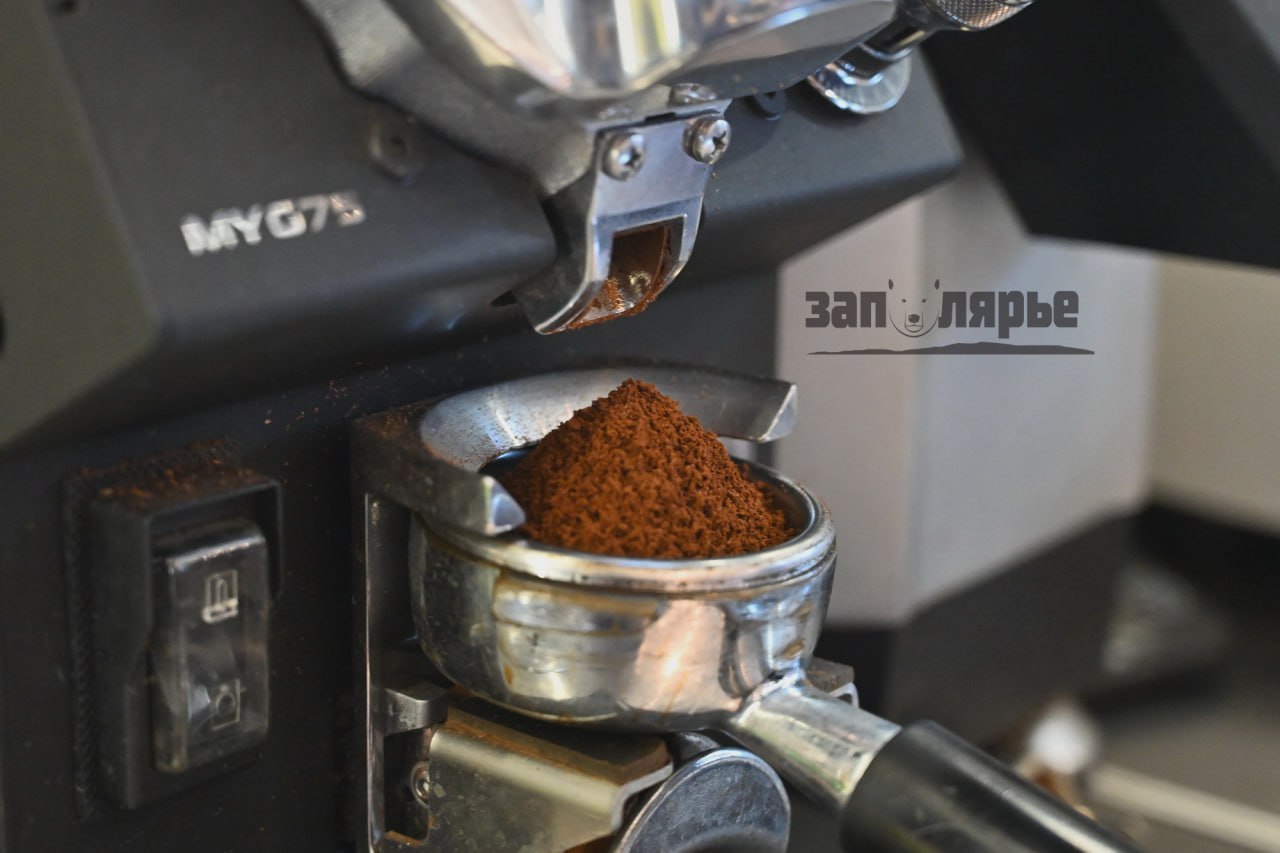 Норильчанин отсудил у сервисного центра повторный ремонт неисправной кофемашины   В конце ноября прошлого года мужчина сдал кофемашину в ремонт в сервисный центр P SERVICE По договору стоимость услуг составила 9 000 рублей а после ремонта была установлена гарантия на один месяц Мастера провели комплексное обслуживание и заменили помпу но проблема не исчезла Владелец ещё два раза возвращал технику в сервис и результата не было Мужчина потребовал вернуть деньги но в центре отказали Тогда потребитель обратился за помощью в Роспотребнадзор Там ему помогли составить иск Уже во время разбирательств стороны примирились сервисный центр всё же отремонтировал кофемашину Если у вас есть интересные новости пишите нам сюда severokraibot