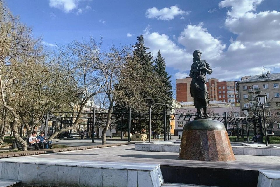 Челябинцы решат куда установить известную девушку с косой Жители Челябинска смогут решить куда установить скульптуру Пробуждение которая раньше находилась в сквере на пересечении улиц Воровского и Тимирязева ПОДРОБНЕЕ URALPRESS RU