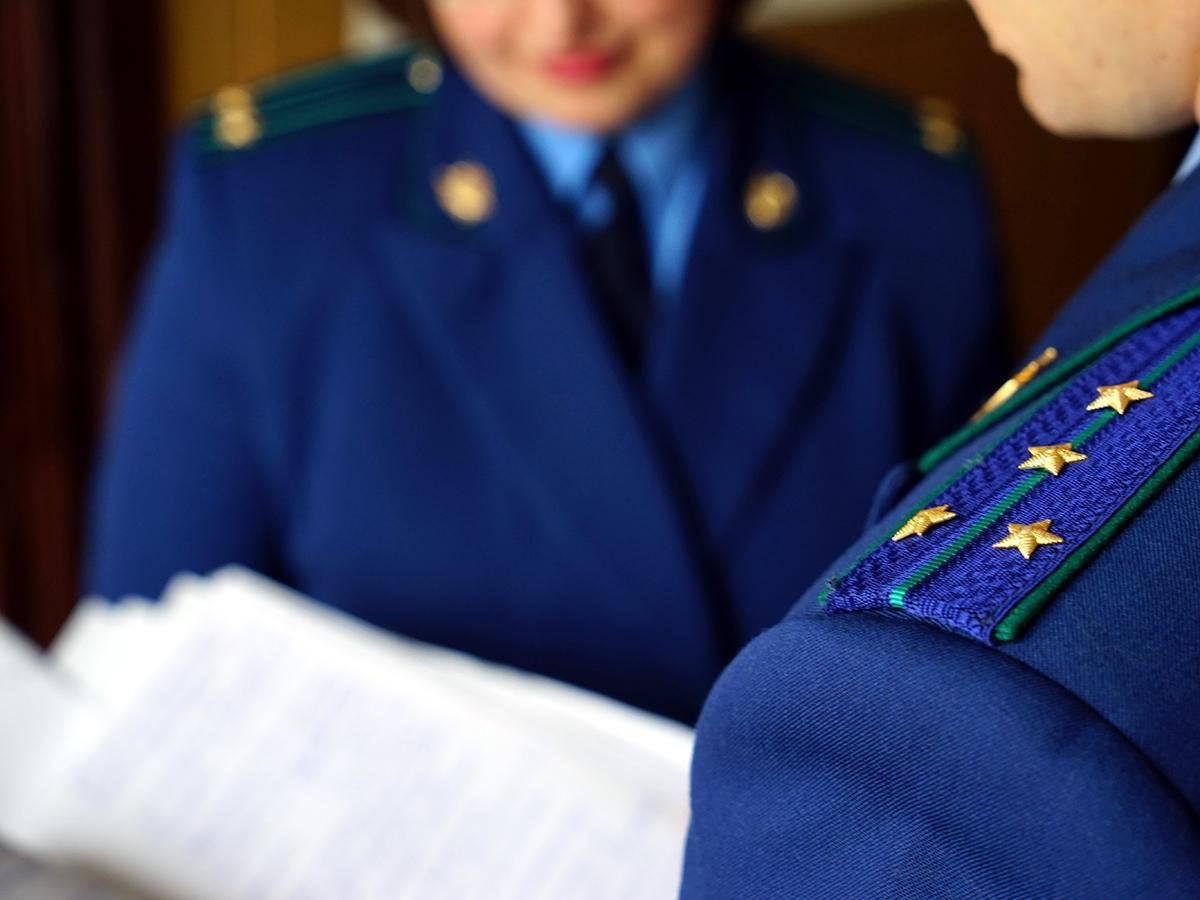 Прокуратура Упоровского района помогла устранить ошибку, из-за которой сестра погибшего участника СВО не получила выплату      ‍ Прокуратура Упоровского района провела проверку по обращению местной жительницы о нарушении ее прав на получение мер социальной поддержки.   Установлено, что родной брат заявительницы в 2024 году погиб при выполнении задач в ходе специальной военной операции. В этой связи, у женщины возникло право на получение единовременной выплаты в связи с гибелью брата.  Из-за ошибки в документах заявительница не смогла доказать, что их с братом отец умер в 2005 году.  По этой причине она получила выплату в меньшем размере. За помощью женщина обратилась в прокуратуру.   ‍ Прокуратура района в судебном порядке установила неправильность актовой записи о смерти отца заявителя и обязала Комитета ЗАГСа администрации Заводоуковского муниципального округа внести исправление в запись акта о смерти.    Получение мер социальной поддержки заявительницей на контроле прокуратуры.