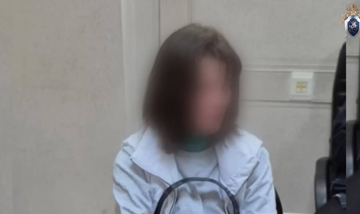 Силовики нашли даму, причастную к осквернению памятника в Приморском крае Следователи СК по Приморскому краю задержали 37-летнюю женщину, подозреваемую в повреждении памятника воинам-землякам, погибшим в годы Великой Отечественной войны в поселке Заводской. По данным следствия, 1 мая 2025 года женщина нанесла краской различные изображения на памятник на улице Ленина. Сейчас рассматривается вопрос о мере пресечения, с соответствующим ходатайством следствие обратилось в суд. Источник: