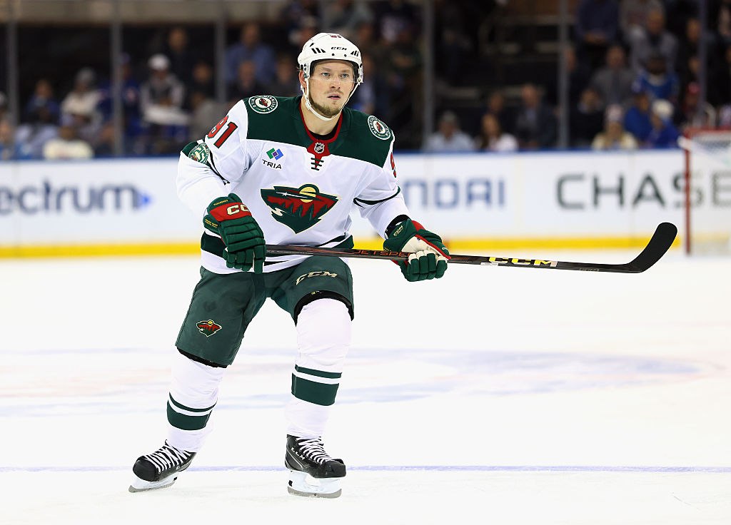 Тарасенко признали третьей звездой дня в НХЛ за гол и две передачи Российский нападающий клуба Миннесоты Владимир Тарасенко занял третье место в списке лучших игроков дня в НХЛ после победы над Ванкувером 5 2 Двукратный обладатель Кубка Стэнли Тарасенко открыл счет в матче и сделал две результативные передачи Он впервые с апреля 2024 го набрал три очка за игру Второй звездой дня стал канадский форвард Нью Джерси Доусон Мерсер оформивший дубль в ворота Лос Анджелеса 4 1 Мерсер стал всего вторым игроком в истории клуба после россиянина Александра Семака в 1993 году как минимум дважды за игру забившим в меньшинстве Лучшим игроком дня назвали швейцарского нападающего Сан Хосе Филиппа Курашева который забил два гола в том числе победный в матче с Колорадо 3 2 после овертайма Getty Images Подписаться на РБК Спорт