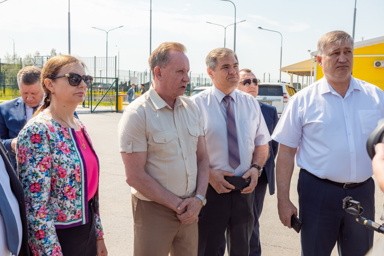 Депутаты Нижневартовска ХМАО устроили PR-акцию на фоне общественного туалета. «Отмечать открытие модульного „нужника“ на улице Пикмана дума явилась едва ли не в полном составе. Видимо, политики считают, что не избалованные обилием туалетов на улицах города вартовчане благодаря этому поддержат их на выборах. Народные избранники начали готовиться к избирательной кампании 2026 года с легкой душой», — иронизирует инсайдер. Главный политический канал Урала Дума Нижневартовска