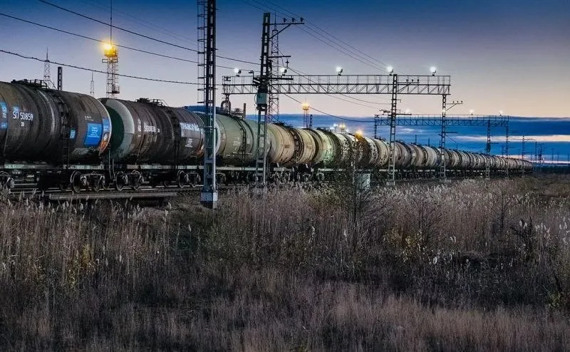 Минтранс решил с 1 января 2027 года ввести полный запрет на использование модернизированных вагонов цистерн с продленным сроком службы Это следует из проекта приказа ведомства от 6 мая 2026 года с которым ознакомился РБК С 2016 года в России запрещено продлевать срок службы массовых видов вагонов полувагонов цистерн фитинговых платформ и других Изначально эти ограничения вводились для поддержки вагоностроительных заводов в 2015 году производство грузовых вагонов упало на 54 4 в годовом выражении до 30 тыс единиц по данным Росстата В последние несколько лет участники рынка грузоперевозок неоднократно обращались к властям с просьбой ослабить запрет но позиция в целом осталась неизменной Тем не менее некоторые послабления допускаются Например модернизацию цистерн Правила технической эксплуатации ПТЭ разрешают но для узкого перечня грузов например ядохимикатов и другой опасной химии Но на практике как выяснили в РЖД они задействуются некоторыми участниками рынка под транспортировку нефтепродуктов Подписаться на PRO transport Telegram MAX