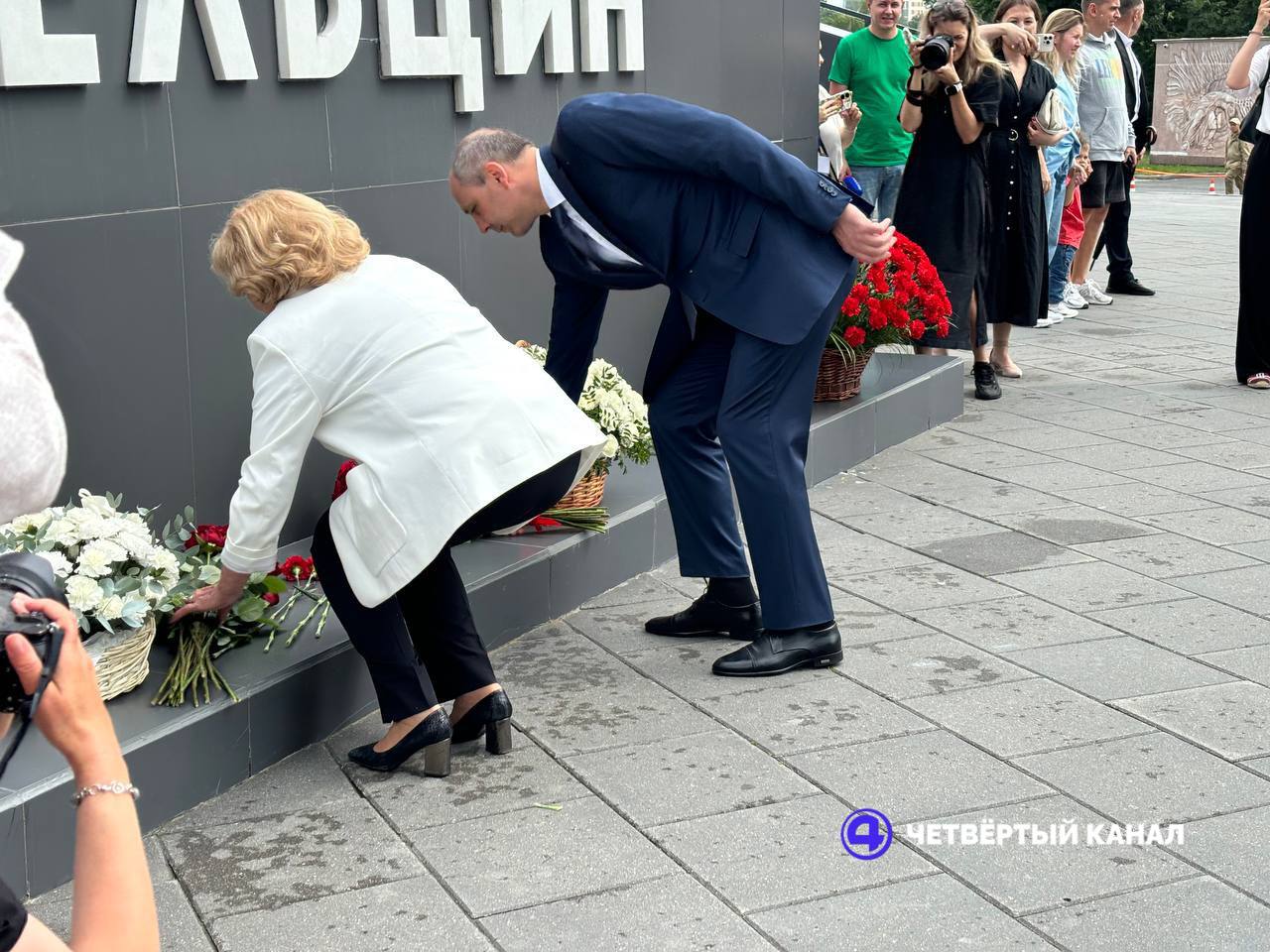 В Екатеринбурге к памятнику Бориса Ельцина возложили цветы Торжественная церемония прошла при участии Дениса Паслера и первых лиц региона. Тут же, на месте, для юного екатеринбуржца провели маленький урок истории: родители рассказали ему о первом президенте РФ, а глава Свердловской области поздравил малыша с Днем России.