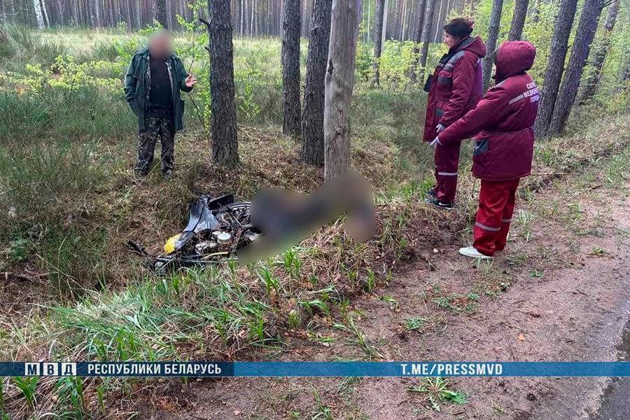 Оба подростка погибли ‼ Около 07:00 4 мая в Смолевичском районе произошло смертельное ДТП с участием подростков из деревни Слободка Борисовского района. Подростки учились в одном из колледжей Борисова. Парни приехали на выходные к родителям. ДТП произошло на автодороге Жодино – Зеленый Бор – Кленик. Мотоцикл "Минск" съехал в кювет и налетел на дерево. Двухколесным транспортом управлял 17-летний водитель без прав. С ним вместе ехал пассажир такого же возраста. На них не было мотошлемов. Борисов Новости Подписаться