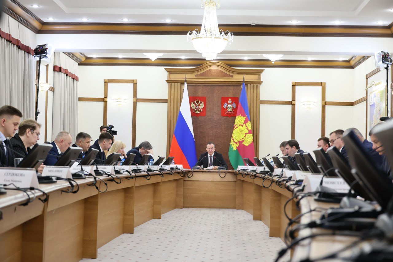 По поручению Вениамина Кондратьева 12 муниципалитетов подобрали земельные участки для центров гимнастики Губернатор провел совещание, посвященное выполнению поручений, которые находятся на контроле краевой администрации. Одно из них касается реализации нового масштабного спортивного проекта. В апреле глава региона поставил задачу – по аналогии с центрами единоборств создать в каждом районе края центры гимнастики. – Мы завершаем строительство центров единоборств по всему региону, которые в большинстве востребованы у мальчиков. Теперь будем возводить центры гимнастики – для девочек. Это красивый вид спорта, который способствует гармоничному развитию детей. Мы должны построить все 44 объекта за пять лет. Для этого важно уже на старте не допускать ошибок, чтобы в дальнейшем не затягивать сроки. На сегодняшний день главы 12 муниципалитетов уже подобрали подходящие участки. Департаменту строительства и министерству спорта региона необходимо выехать на места и посмотреть эти территории, которые должны находиться в хорошем месте – с удобной логистикой и наличием инфраструктуры. При таком условии со следующего года начнем строительство в первых девяти районах, – сказал Вениамин Кондратьев.