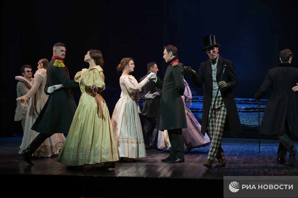 Россияне в этом году стали массово возвращаться в театры и на концерты продажи билетов на культурные мероприятия выросли на 21 по сравнению с прошлым годом и достигли допандемийных показателей рассказали РИА Новости аналитики Атол и МТС Live Сильнее всего вырос спрос на спектакли на 37 Также вырос интерес к походам в музеи 30 на концерты и шоу по 26 и мюзиклы 23 кинотеатры 16 театры 14 и в цирк 14 Единственное на что снизился спрос это выставки на 12 Подписаться на РИА Новости экономика Все наши каналы