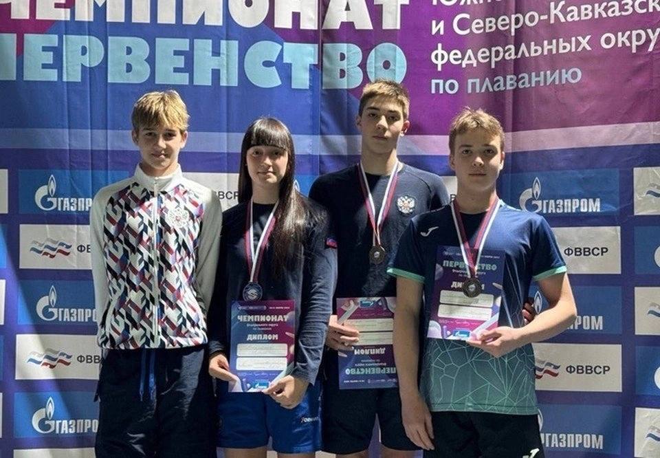 Пловцы из ДНР завоевали четыре медали на чемпионате в Волгограде  Во второй день чемпионата и первенства Южного и Северо-Кавказского федеральных округов по плаванию в Волгограде команда из ДНР завоевала четыре медали.  Ярослав Чайковский взял серебро в заплыве на 50 метров на спине. Алина Артамонова стала бронзовым призером чемпионата на дистанции 400 метров комплексным плаванием. Вячеслав Голиков завоевал бронзу в 100-метровом заплыве баттерфляем. Егор Шульженко также получил бронзовую медаль, проплыв 1500 метров вольным стилем.   Поздравляем ребят с отличными результатами!