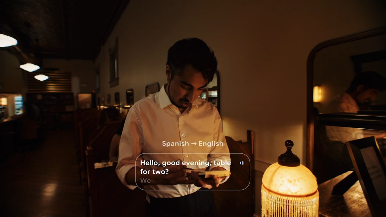 Google работает над двумя типами ИИ очков и выпустит первую модель в 2026 году сообщила компания в своем блоге Стильные легкие очки которые можно с комфортом носить весь день разрабатываются в партнерстве с Samsung Gentle Monster и Warby Parker Запланированная на следующий год модель будет предназначена для безэкранного содействия и оснащена встроенными динамиками микрофонами и камерами благодаря которым можно будет общаться с чат ботом Gemini делать фотографии и получать помощь Другая модель будет оснащена дисплеем который будет показывать полезную информацию именно тогда когда требуется например маршруты передвижения или перевод Google также представила проводные очки расширенной реальности XR на базе своей новой специализированной операционной системы Android XR Фото Google interfaxonline