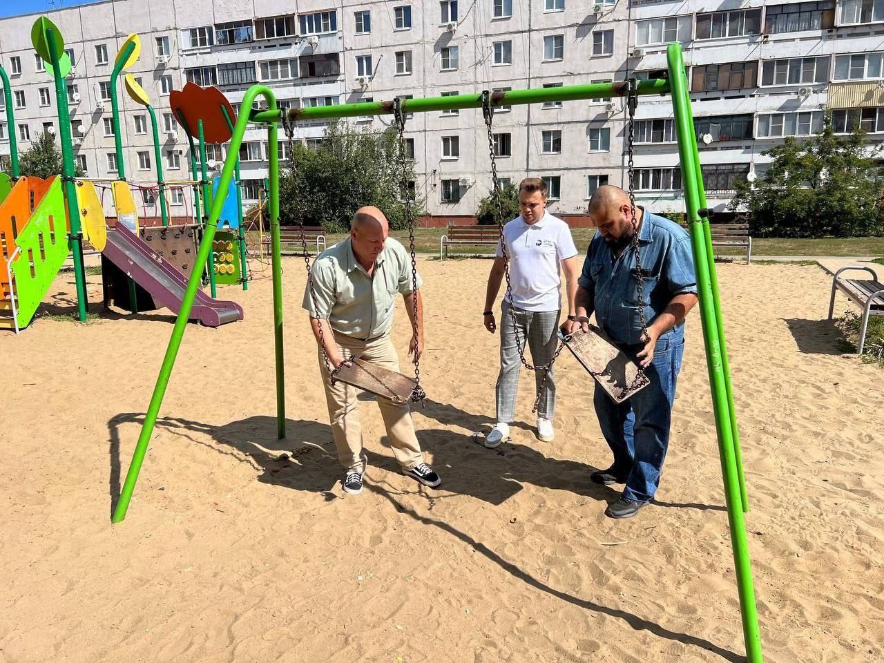 Итак, во всех регионах России дан старт мониторингу безопасности объектов детской инфраструктуры и организации отдыха для детей! Президент Владимир Владимирович Путин неоднократно подчёркивал, что вопросы детской безопасности и организации их досуга требуют особого внимания. По итогам заседания нашей Комиссии «Единой России» по защите семьи уже удалось реализовать часть задач: Вместе с коллегами из Минтранспорта мы запустили совместный проект «Школа безопасного поведения»: информация о детской безопасности будет размещена на всех объектах транспортной инфраструктуры. Увеличилось число детей из освобождённых регионов, которые поучаствуют в организованном летнем отдыхе порядка 65,5 тысяч . Также по нашему предложению Министерство культуры и Министерство спорта России отправили рекомендации регионам о том, как использовать имеющуюся инфраструктуру для организации летнего досуга детей. И сегодня стартовал мониторинг безопасности! Согласно статистике, в летний период количество детских травм увеличивается на 20%. Главные факторы риска возникновения детских травм летом — неблагоустроенная инфраструктура, неохраняемые заброшенные здания, поломанные детские и спортивные площадки, открытые люки и так далее. Поэтому мы проводим мониторинг игровой и спортивной инфраструктуры, социально значимых объектов, мест пребывания семей с детьми. Также организуем профилактические мероприятия для детей и семей. Наши проверки включают не только выявление нарушений, но и их устранение: часть проблем решается силами участников мониторинга, а остальные - передаются в профильные ведомства с последующим контролем исполнения. В мониторинге участвуют партийные общественные приемные, МГЕР, движение «Отцы России» и родительское сообщество, а также профильные ведомства и организации в регионах. Благодарю коллег за активную включённость в работу. Лето наших детей должно быть безопасным! #ЛетнийОтдых #АннаКуZнецоVа #БезопасностьДетства #ZаДетей