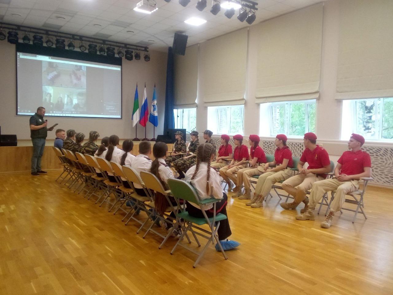 Сыктывкарские юнармейцы и кадеты познакомились с юнармейцами отряда «Черноморец» Горьковской школы Телемост с молодёжью из новых регионов состоялся в рамках проекта «Новые регионы своими глазами», который с февраля 2025 года проводит ИА «Комиинформ» при поддержке Министерств образования и науки Коми и Херсонской области, а также Управления информационной политики по Херсонской области. На вопрос о том, как херсонские юнармейцы готовятся к соревнованиям, было отмечено, что с навыками по тактике и медицине помогают военные, находящиеся в зоне СВО. Также «черноморцы» изучают «прикладные дисциплины» на выездах в Крым во время слётов и соревнований. На вопрос об участии в «Зарнице 2.0» командир команды Горьковской школы К.Бучацкая рассказала, что времени на подготовку было мало. На муниципальных соревнованиях Каланчакского округа для «черноморцев» сложно далась физическая подготовка, при этом с военной журналистикой юнкоры справились отлично. На вопрос командира отряда «Ратибор» сыктывкарской школы №33 о свободном времени юнармейцы из Херсонской области рассказали, что из развлечений у них книги, море и несколько творческих и спортивных кружков. По окончании телемоста юные патриоты из Херсонской области рассказали о том, что хотели бы побывать в Республике Коми и познакомиться со своими новыми товарищами. #Молодежь