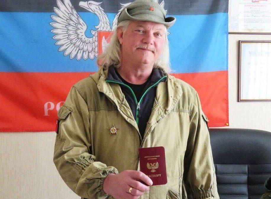 Суд в Донецке приговорил на сроки до 12 лет лишения свободы фигурантов дела об убийстве корреспондента Sputnik Рассела Бентли и с т о ч н и к В соответствии с приговором суда виновным назначено наказание Вансяцкому 12 лет колонии строгого режима Иорданову 12 лет колонии строгого режима Агальцеву 11 лет колонии строгого режима Бажину 1 год 6 месяцев лишения свободы в колонии поселении говорится в сообщении По данным следствия Вансяцкий Агальцев и Иорданов применили к Бентли физическое насилие и пытки повлекшие его смерть В тот же день Вансяцкий и Агальцев подорвали тротиловой шашкой автомобиль ВАЗ 2115 с телом американца Техас такой позывной был у Бентли работал корреспондентом агентства Sputnik Он рассказывал что поехал на Донбасс еще в 2014 году потому что восхищался мужеством и стойкостью местного населения Он собирал средства и передавал гуманитарную помощь пожилым людям женщинам и детям Донбасса