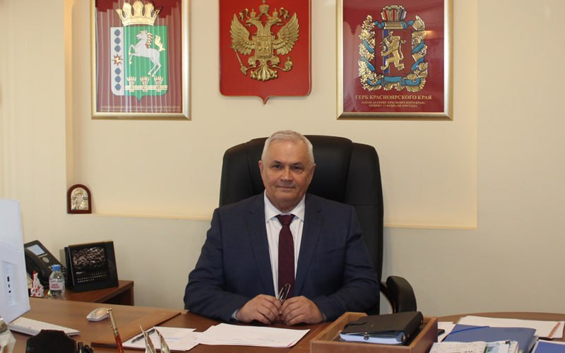 Глава ещё одного крупного красноярского муниципалитета подал в отставку из-за реформы  Геннадий Качаев  «Единая Россия»  сложил полномочия главы Шарыповского муниципального округа Красноярского края. Местные депутаты приняли его досрочную отставку на сессии.  Решение связано с муниципальной реформой, инициированной губернатором Михаилом Котюковым  «ЕР» , уточнили в шарыповской администрации. Нынешний муниципальный округ  бывший район  и город Шарыпово будут ликвидированы как самостоятельные административные единицы, ана их месте появится новый Шарыповский муниципальный округ.  «Глава объединённой территории нового муниципального образования, будет избран новым окружным советом депутатов из числа кандидатов, предложенных губернатором. До этого момента исполнять обязанности главы города будет Вадим Хохлов, а Шарыповского муниципального округа — Александр Бах», — отметили в администрации.  Напомним, что Котюков не только решил упразднить сельсоветы и часть районов края, но и выбирать глав городов и муниципальных округов из числа кандидатов, которых он сам и предложит. Сейчас мэров назначают советы депутатов из кандидатов, одобренных конкурсной комиссией, то есть документы для участия в процедуре может хотя бы подать любой желающий. Прямые выборы мэров были отменены ещё 10 лет назад.  Геннадий Качаев возглавлял Шарыповский район более 20 лет — с 2004 года.  Ранее в отставку подали главы Сухобузимского района и Дудинки, состоящие в «Единой России».  Подписаться  Прислать новость  Помочь бустами