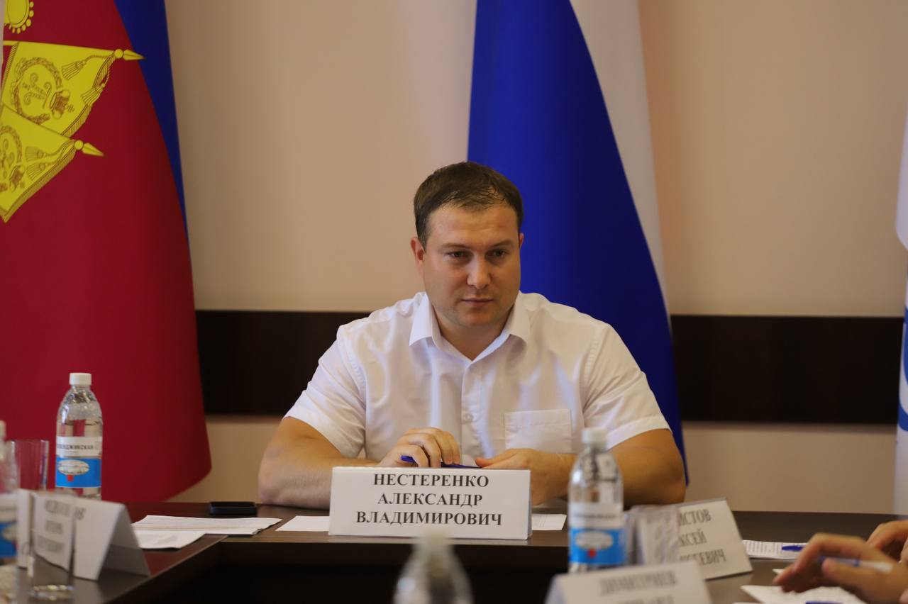 ⏺Губернатор Кубани Вениамин Кондратьев предложил своему заместителю покинуть пост Речь идет об Александре Нестеренко. Он занимался строительной сферой региона. Глава края отметил, что провел совещание по всем стройкам после ситуации в поликлинике Курганинска отставание от срока сдачи — 8 месяцев . Вениамин Кондратьев подчеркнул, что из 149 социальных объектов больше половины значительно отстают от графика. "С уважением отношусь к Александру Нестеренко, но человек, не показывающий результатов, не может продолжать работу на таком ответственном посту. Об этом говорил не раз. Жители ждут эти объекты, и мы не можем их подвести. В моей команде должны быть люди, которые смогут эффективно работать на развитие края и повышение качества жизни в нем", — отметил глава региона в своих соцсетях. Фото: Департамент строительства KrasnodarMedia Прислать новость