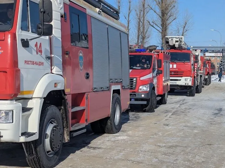 В квартире многоэтажки Волжского горел натяжной потолок В многоэтажном доме Волжского произошел пожар ЧП случилось 13 апреля около 16 00 В одной из квартир загорелся натяжной потолок Огонь охватил площадь в 12 квадратных метров Спасатели потушили возгорание предотвратив его распространение К счастью никто не пострадал жертв нет Подробнее на Волжский ру   www volzsky ru index php wx 16 wx2 83612 ВолжскийРу волжский vlz