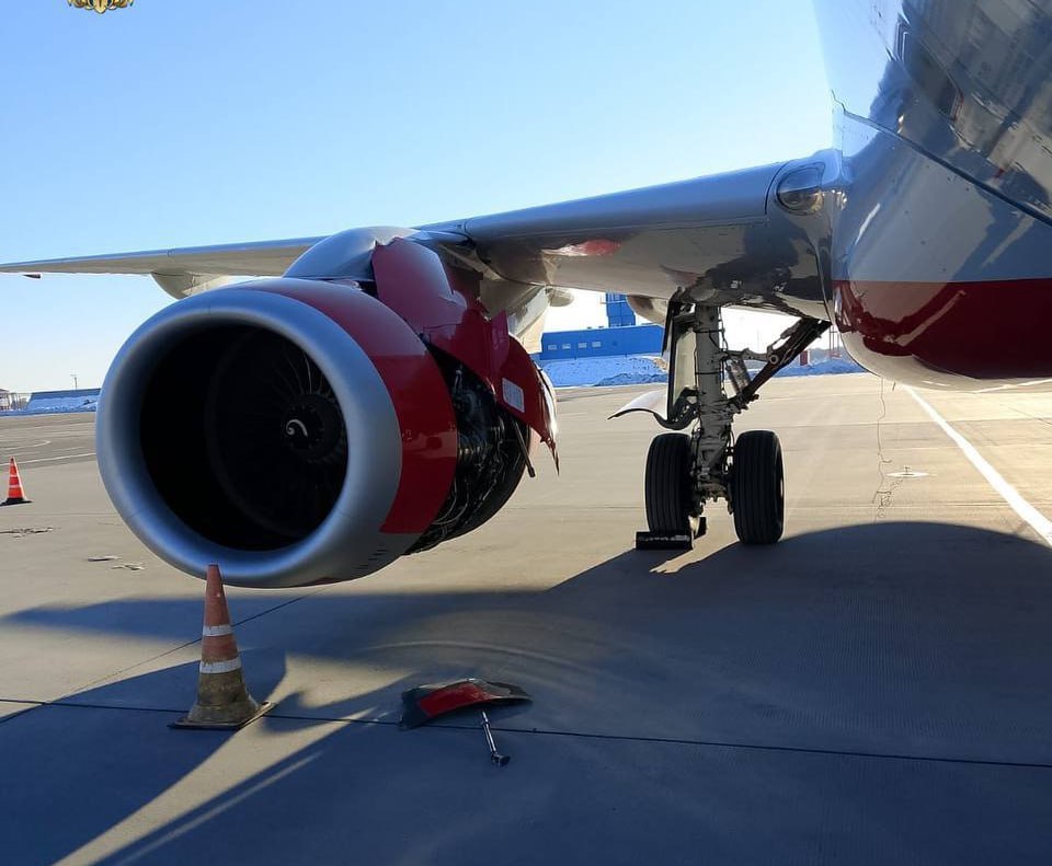 Вечерний Хабаровск Отвалилась обшивка самолет экстренно сел в Хабаровске В Хабаровске следователи проверяют самолет следовавший рейсом Владивосток Благовещенск у которого в воздухе отвалилась обшивка Из за этого он совершил аварийную посадку в аэропорту Хабаровска На борту было 90 пассажиров