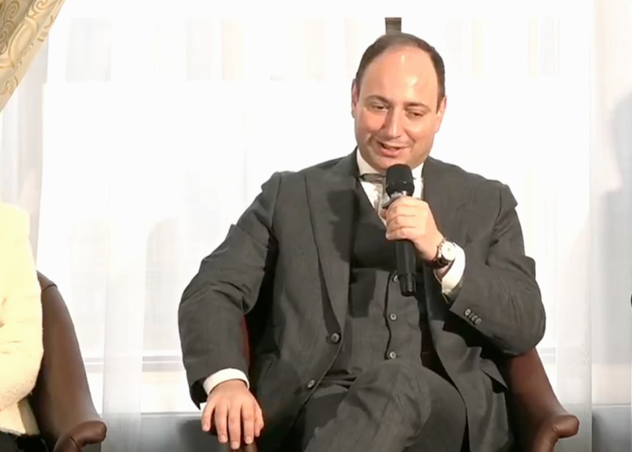 Объем введенного в эксплуатацию жилья в России за последние 20 лет вырос в 2 5 раза заявил глава аналитического центра Дом PФ Михаил Гольдберг на конференции Города для жизни посвященной 30 летию Института экономики города передает корреспондент Бюджета В 2025 году будет вводиться свыше 100 млн кв м жилья две трети из них это ИЖС Общий объем стройки достиг такого уровня какого не наблюдалось никогда отметил эксперт 33 миллиона семей улучшили свои жилищные условия с 2017 года Потребность в улучшении жилищных условий в 2024 году испытывают 39 семей в 2003 году 61 Обеспеченность жильем населения по сравнению с двухтысячными годами выросла на 50 Обеспеченность жильем россиян выросла примерно до 30 кв м на человека в 2024 году