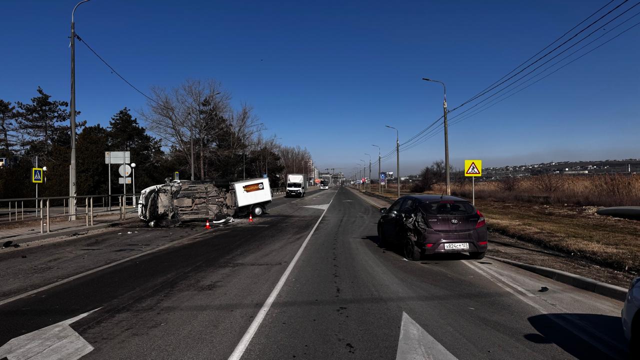 В Анапе сегодня произошло смертельное ДТП с участием четырёх автомобилей Утром 14 февраля на Симферопольском шоссе города-курорта водитель «Infiniti» ехал в направлении железнодорожного вокзала, не соблюдая боковой интервал, и «зацепил» автомобиль «Hyundai», двигавшийся в попутном направлении. От удара «Hyundai» отбросило на встречную полосу движения, где он столкнулся с автомобилями «Toyota Vista» и «Ford». В результате дорожно-траспортного происшествия водитель «Ford» погиб на месте аварии, водитель «Toyota» получил травмы и ушибы различной степени тяжести. На месте работают сотрудники Госавтоинспекции Анапы. Все обстоятельства ДТП устанавливаются. Ранее портал Анапа.медиа писал, что вечером 13 февраля на автодороге в районе станицы Гостагаевская пешеход попал под колёса автомобиля. Он скончался на месте ДТП.   #ПроисшествияАнапа  #НовостиАнапыСегодня #НовостиАнапы #АнапаНовости #СегодняВАнапе #АнапаМедиа #СвежиеНовостиАнапы #АктуальныеНовостиАнапы