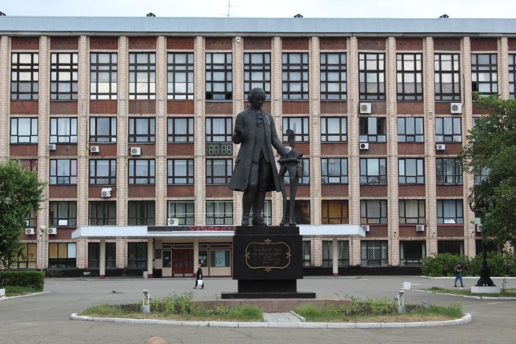 Сотрудник АлтГТУ обнаружен мертвым в аудитории 22 октября в аудитории Алтайского государственного технического университета без признаков жизни был обнаружен заведующий лабораторией Расследованием несчастного случая занимается Государственная инспекция труда в Алтайском крае и Республике Алтай На данный момент председатель и члены комиссии опрашивают должностных лиц собирают и оформляют необходимые документы Выясняются причины и обстоятельства которые привели к несчастному случаю