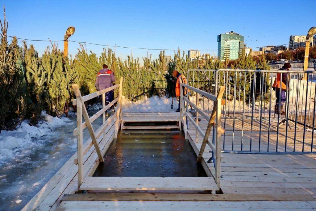 12 самарцев намерены поддержать традицию крещенских купаний в этом году 2 из них планируют сделать это впервые Мужчины проявляют большую приверженность традиции 13 из них назвали себя постоянными участниками крещенских купаний против 6 среди женщин рассказали аналитики Согласно данным опроса наиболее активными участниками этой традиции являются молодые люди до 35 лет 16 из опрошенных окунаются регулярно еще 7 планируют сделать это впервые При этом подавляющее большинство 64 никогда не опускались в прорубь а 9 отказались от этой практики сославшись на риски для здоровья или отсутствие поблизости оборудованных для этого мест Samara