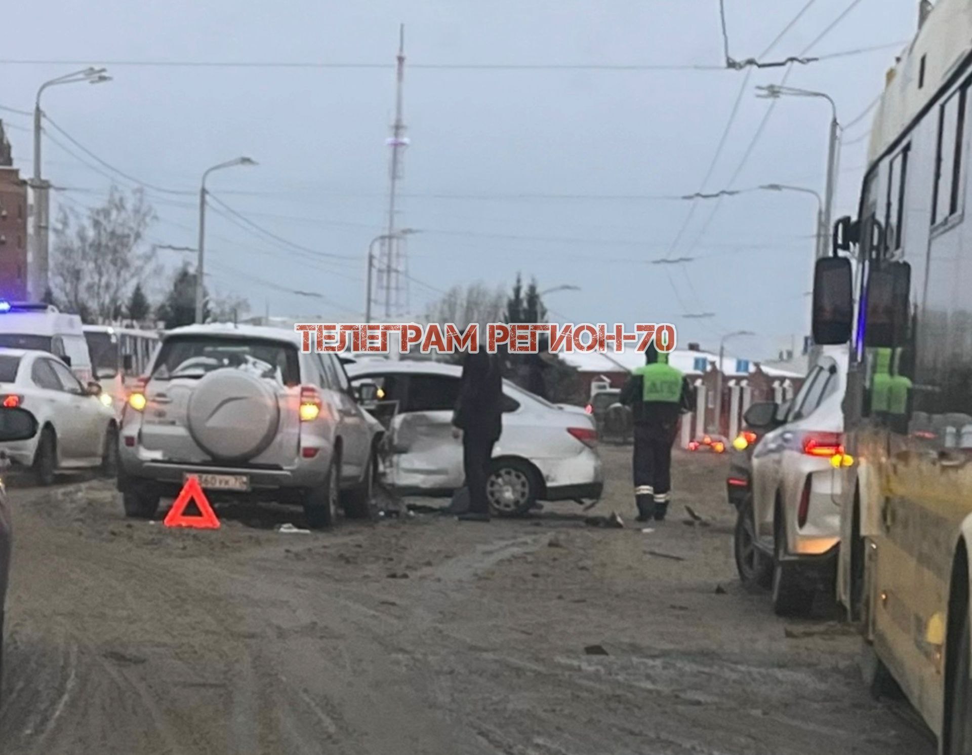 Массовая авария произошла на Путепроводе Столкнулись четыре легковых автомобиля На место работали сотрудники полиции скорая помощь и спасатели По нашим данным пострадавших в результате ДТП нет Подписаться Регион 70   Прислать новость