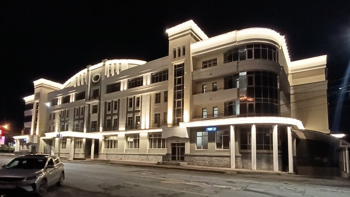 В центре Омска завершили строительство крутой гостиницы Сегодня 5 декабря завершилась история омской гостиницы которую не могли достроить 20 лет Департамент архитектуры и градостроительства Омска дал разрешение на ввод долгостроя в эксплуатацию Разрешение на строительство объекта по адресу ул Пушкина 8 в центре Омска было выдано еще в марте 2005 года однако сроки завершения неоднократно сдвигались Общая площадь гостиничного комплекса составляет 8 7 тыс кв метров Здание состоит из шести этажей включая цокольный и включает 72 гостиничных номера В подземном этаже размещена парковка на 20 машин Застройщиком объекта выступила компания ООО Новые проекты