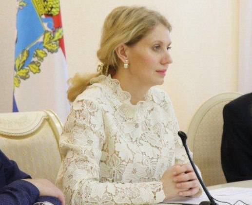 Бывшая чиновница из Самарской области Вера Щербачева получила гражданство США. Она руководила департаментом внешних связей администрации губернатора, когда регионом руководил Дмитрий Азаров. Вера Щербачева покинула Россию в мае прошлого года, прислав заявление об увольнении из-за рубежа. Увольнению чиновницы предшествовали обыски у нее дома и на работе в рамках расследования уголовного дела о мошенничестве Интересно, как себя чувствует ныне безработный, но очень богатый Дмитрий Азаров?