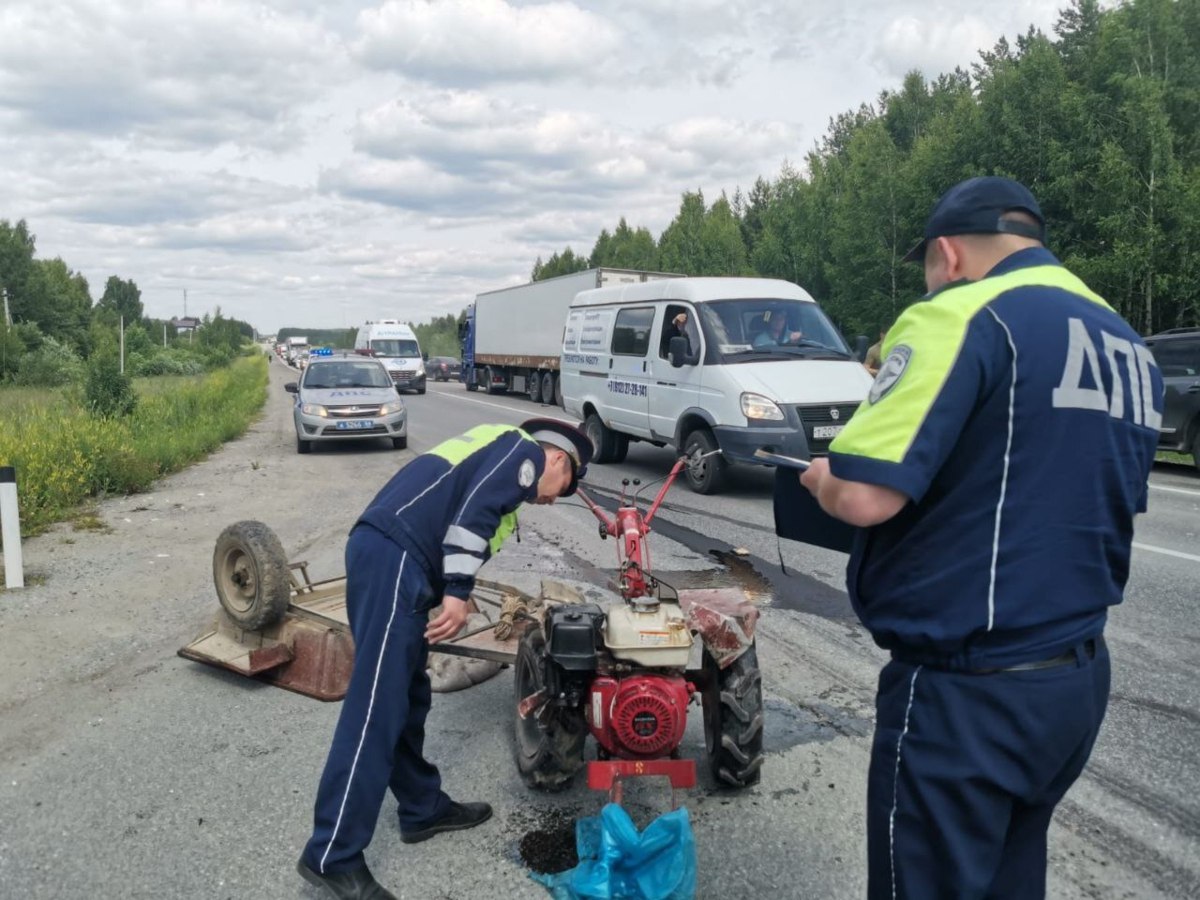 В страшной аварии на трассе «Екатеринбург — Реж — Алапаевск» в Березовском районе погиб водитель мотоблока. По предварительной информации, произошло столкновение грузовой автомашины «Мерседес» и мотоблока. Водитель мотоблока получил травмы, несовместимые с жизнью, и скончался на месте до прибытия скорой медицинской помощи На участке дороги временно ограничено движение, автоинспекторы регулируют транспортный поток в обоих направлениях. Фото: ГАИ Свердловской области «Уральский меридиан»
