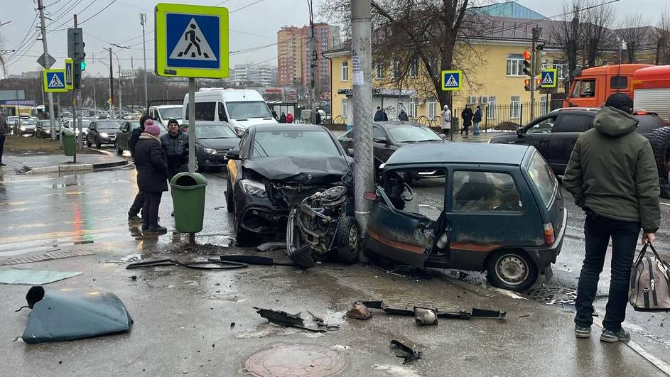 Сводка ДТП  За прошедшие сутки на дорогах Рязанской области зарегистрировано 3 дорожно-транспортных происшествия, в результате которых 2 человека погибли и 5 человек получили травмы различной степени тяжести.    Инспекторы дорожно-патрульной службы Госавтоинспекции выявили 269 нарушений ПДД, в том числе 5 фактов управления транспортным средством в состоянии опьянения.   4 марта, примерно в 15:50, в Рязани вблизи дома №9/1 по улице Гагарина, по предварительной информации, 30-летний местный житель, управляя автомобилем ВАЗ-11113, совершил столкновение с автомобилем «Мерседес Бенц» под управлением 57-летнего рязанца. После столкновение автомобиль ВАЗ-11113, по инерции продолжив движение, совершил наезд на 77-летнюю женщину-пешехода и на опору искусственного освещения.   В результате происшествия водитель автомобиля ВАЗ-11113 и женщина-пешеход получили травмы различной степени тяжести. Пострадавшим оказана медицинская помощь.   По факту ДТП проводится проверка. Обстоятельства происшествия устанавливаются.