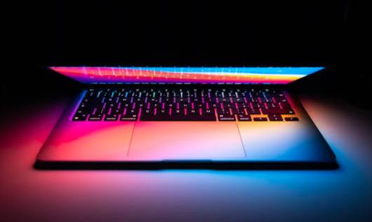 Apple может выпустить MacBook с сенсорным экраном Согласно информации от инсайдера Мин Чи Куо уже в 2026 году компания может выпустить MacBook с OLED дисплеями и сенсорным управлением Его прототип был создан еще в 2008 году но компания неизменно отказывалась от идеи Стив Джобс Джонни Айв и Тим Кук в разное время заявляли что сенсорный экран не для Mac Недавнее обновление iPadOS 26 практически стерло границы между MacBook и iPad и кажется Apple признала два разных типа ввода могут быть полезны на одном устройстве settersmedia news