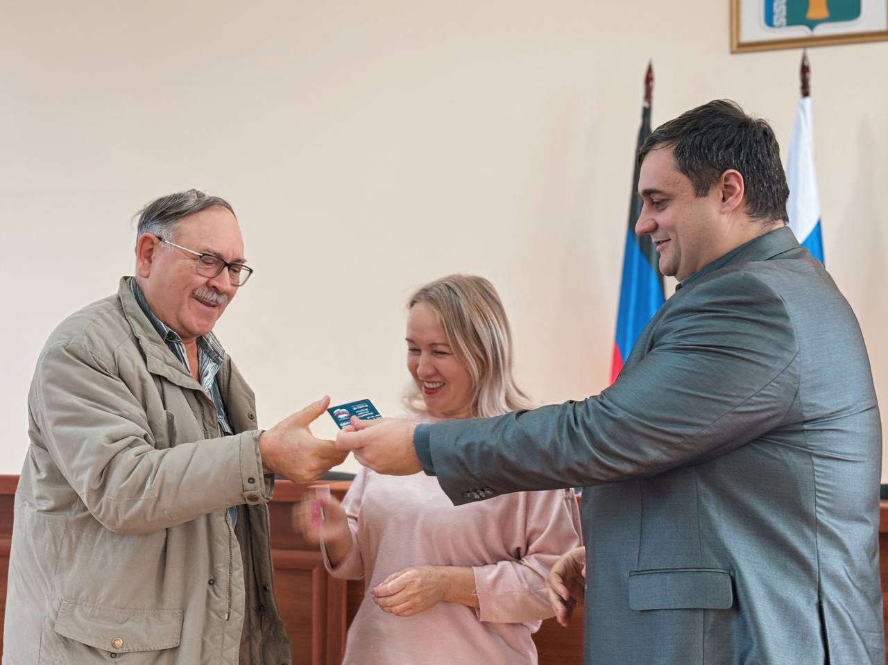 Наши ряды пополняются!  В Мангушском муниципальном округе, в торжественной обстановке, исполнительный секретарь местного отделения «Единая Россия» Светлана Долинская совместно с исполняющим полномочия главы муниципального образования Мангушский муниципальный округ Владимиром Топузовым вручили партийные билеты новым членам партии.  «Поздравляем партийцев с важным событием в их жизни. Желаем плодотворной работы на благо нашей партии, нашего округа и страны!», — отметила Светлана Ивановна.   #ЕРДНР #ЕРМАНГУШ