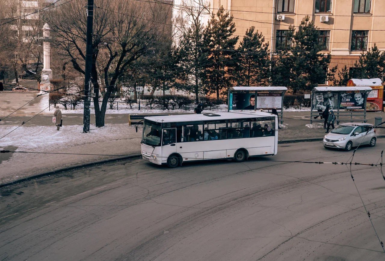 В Хабаровске на нескольких маршрутах подорожает проезд.  — С 29 ноября ООО «Бриз» установит тариф в 55 рублей на маршруте № 88;  — С 1 декабря ИП Трофименко изменит стоимость проезда на маршрутах № 29П и № 23 до 45 рублей, а на маршруте № 21 — до 50 рублей. ИП Гаврилов повысит цену на маршруте № 26-1 до 50 рублей;  — 5 декабря ИП Артамонов увеличит тариф на маршруте № 1С до 50 рублей;  — 7 декабря ООО «Оператор» установит цену в 50 рублей на маршруте № 1Л.       Дальний Восток   Делись новостью