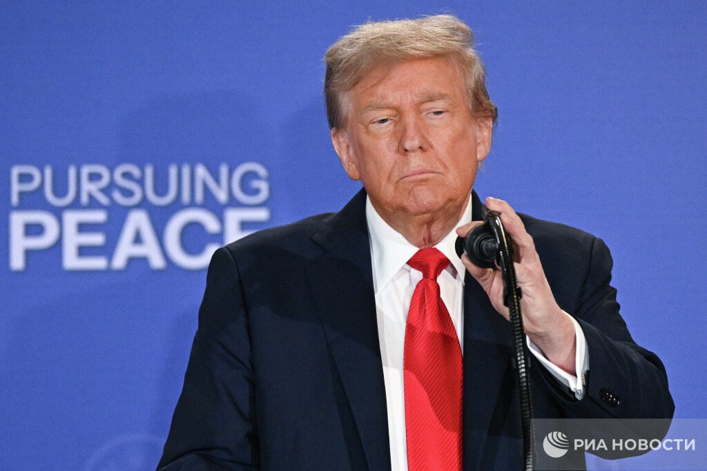 Трамп сделает объявление в Белом доме во вторник в шесть вечера по московскому времени его тема не раскрывается следует из расписания При этом свой день он начнет в 8 утра когда отправится на базу морской пехоты в Куантико штат Вирджиния где министр войны Пит Хегсет будет проводить встречу с сотнями генералов и адмиралов Там в 9 утра он выступит с речью а затем вернется в Белый дом После того как он сделает объявление в три часа дня он подпишет указы
