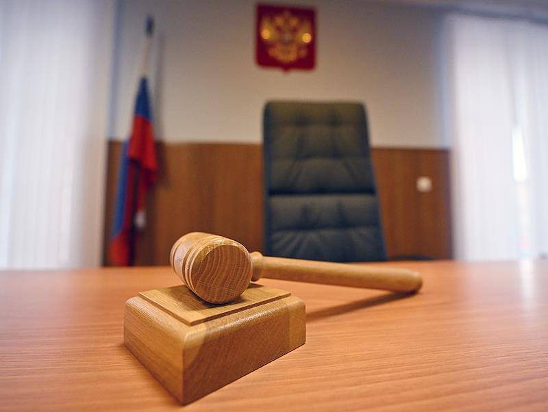 В Екатеринбурге бывший учитель физики получил 1 5 года исправительных работ за жестокое обращение с учеником Об этом Ленте ру сообщили в пресс службе судов Свердловской области По данным ведомства 13 марта на уроке в школе 123 преподаватель бросил ручку в ученика и заломил ему руку чтобы отвести директору Учитель признан виновным по статье 156 УК РФ Неисполнении обязанностей по воспитанию несовершеннолетнего Он обязан выплатить 120 тысяч рублей потерпевшему Ранее в Санкт Петербурге 41 летнего учителя ударили битой по голове во время дорожного конфликта