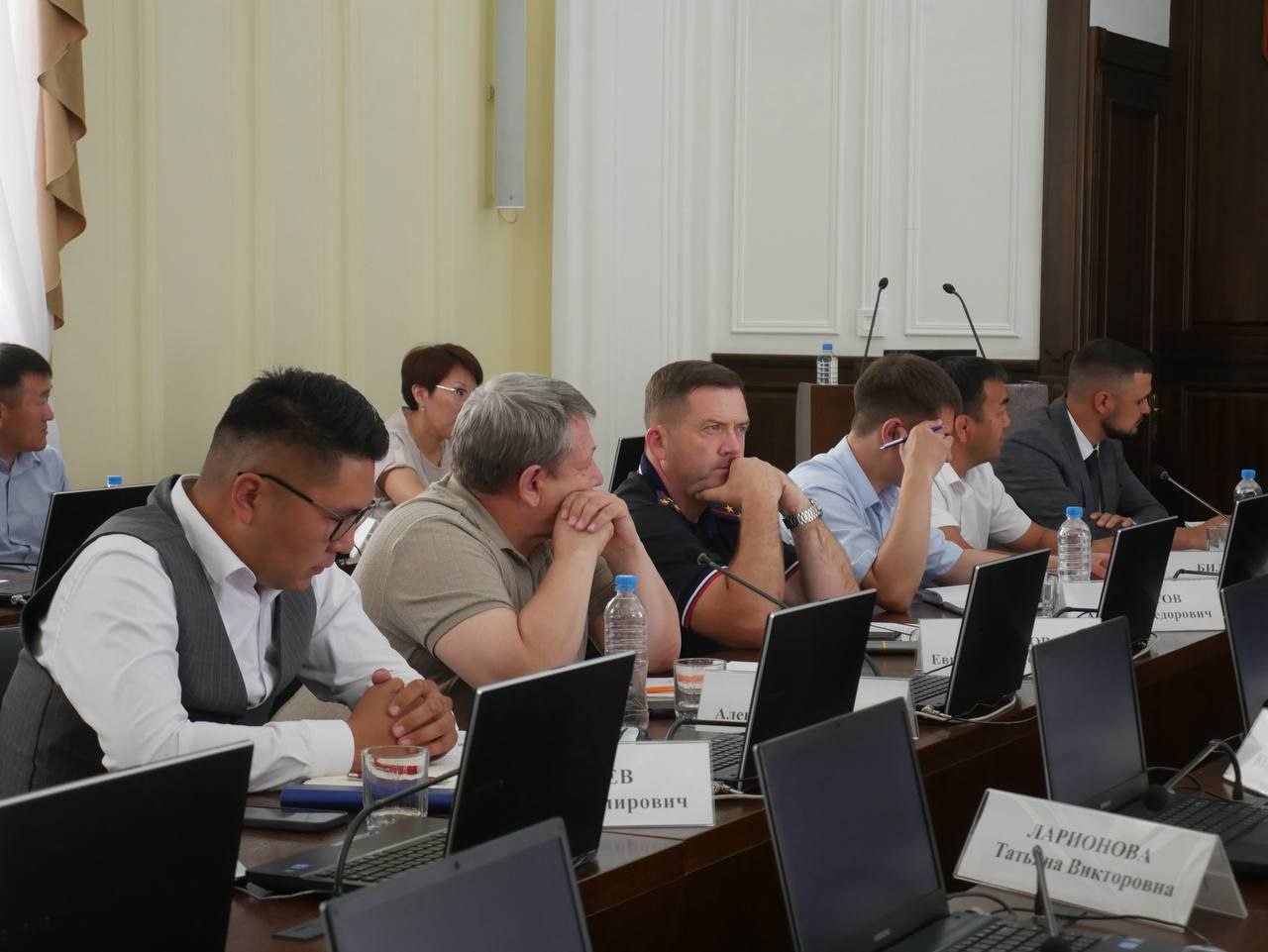 Сегодня прошло заседание Совета по физической культуре и спорту при Правительстве Республики Бурятия! Вместе с коллегами обсудили ключевые вопросы развития спорта в нашем регионе. В первую очередь, уделили внимание вовлечению населения в систематические занятия спортом. Отметили лучшие практики "Еравнинского" и "Джидинского" районов, и договорились о дальнейшем масштабировании успешного опыта Важным шагом станет реализация федерального проекта "Земский тренер"! Министерству спорта РБ поручено подготовить проект постановления о единовременных выплатах для специалистов, которые выбирают для работы сельские населенные пункты. Поддержка тренеров на местах - это залог развития спорта в каждом уголке Бурятии! Отдельно обсудили развитие плавания. Заиграевскому, Мухоршибирскому и Селенгинскому районам рекомендовано открыть группы по плаванию. А "Республиканская спортивная школа плавания" проведет муниципальные соревнования Вместе сделаем спорт доступным и привлекательным для каждого жителя #минспортрб