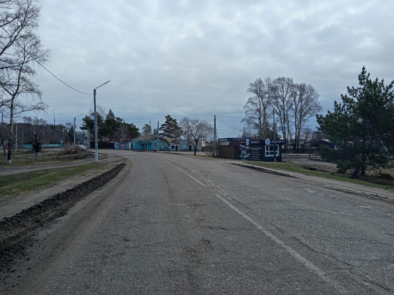 В селе Ивановка на несколько дней ограничат движение транспорта на ремонтируемом участке В связи с проведением ремонтных работ на 2-м километре автомобильной дороги Ивановка - Поздеевка, в селе Ивановка Ивановского округа с 3 по 8 мая будет перекрыт участок дороги. Объехать ремонтируемый участок можно по параллельным улицам села. Просим учитывать данную информацию при планировании поездок и обращать внимание на дорожные знаки. Амурский Минтранс