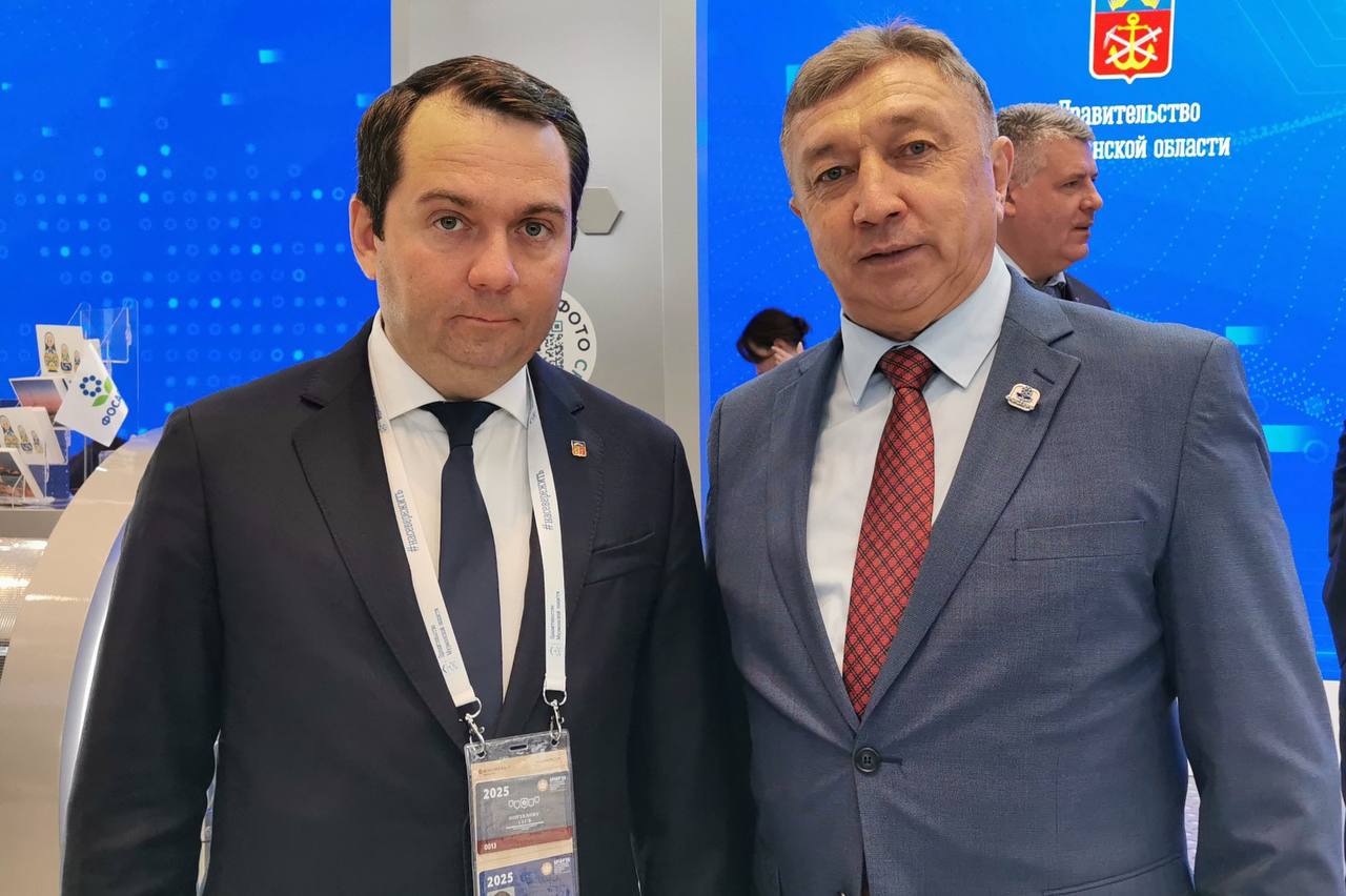 Губернатор Мурманской области на полях ПМЭФ-2025 встретился с Президентом Программы ДРОЗД Ренатом Лайшевым. Андрей Чибис поблагодарил ФосАгро за успешную реализацию проекта «Детям России – образование, здоровье и духовность» в регионе, особо отметив вовлечённость детей и подростков, которые благодаря ДРОЗДу уже более 20 лет активно приобщаются к здоровому образу жизни и творчеству. Накануне ДРОЗД был отмечен спортивно-деловой премией "Чемпион", вручение которой проходит в рамках ПМЭФ. Победа одержана в номинации "Перспектива" - за поддержку детского спорта. Символично, что ДРОЗД, который за более чем 20-летнюю историю помог подружиться со спортом более 100 тысячам детей, начал свой путь именно в Мурманской области. Сегодня ДРОЗД в Мурманской области - это 24 бесплатные спортивные секции и почти 3000 детей занимающихся спортом.
